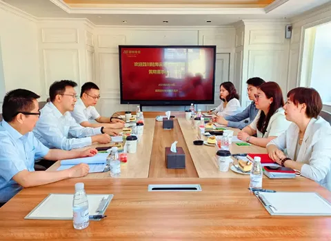 Leaders from Sichuan Land-Sea Cloud Port Development Group Co., Ltd., including Chairman Huang Xiang, paid a visit for an exchange.