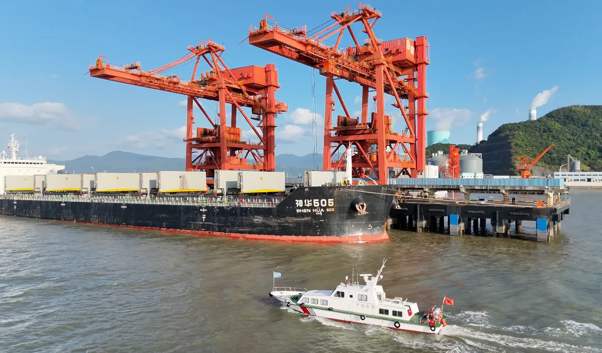 Cumulative emergency unloading of energy and materials along the Ningbo coast has exceeded 1.36 million tons.
